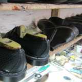 Attorno a noi notiamo schiere di scarpe da ultimare